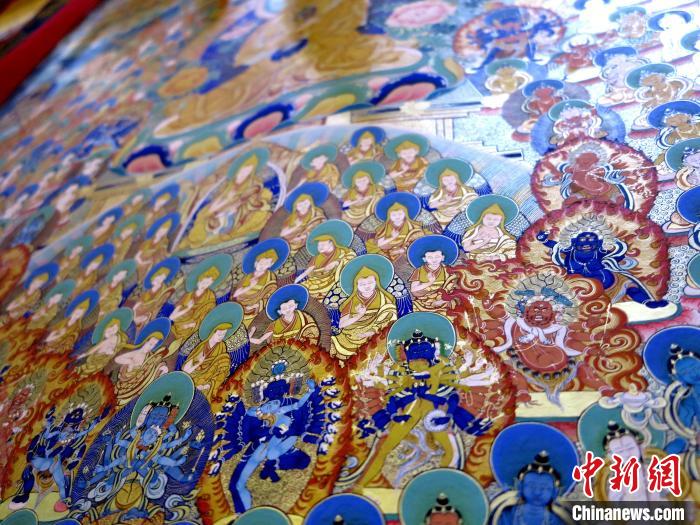 圖為熱貢龍樹畫苑內(nèi)展覽的唐卡局部?！?zhí)砀?攝