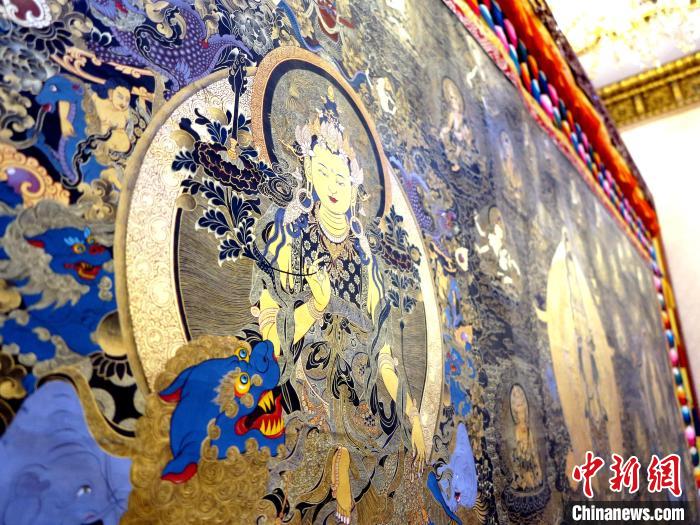 圖為熱貢龍樹畫苑內(nèi)的唐卡?！?zhí)砀?攝