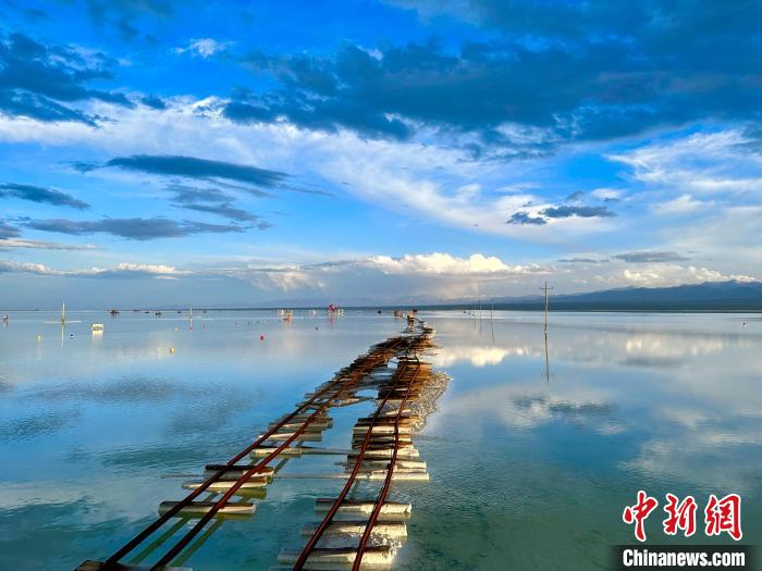 圖為茶卡鹽湖景區(qū)風(fēng)光?！⒀?攝