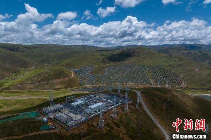 航拍建成投運(yùn)的柯拉一期光伏電站升壓站?！⒅铱?攝