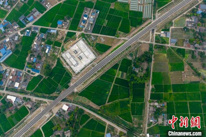 空中俯瞰綿竹牽引變電所和川青鐵路成黃段鐵路線。　劉忠俊 攝