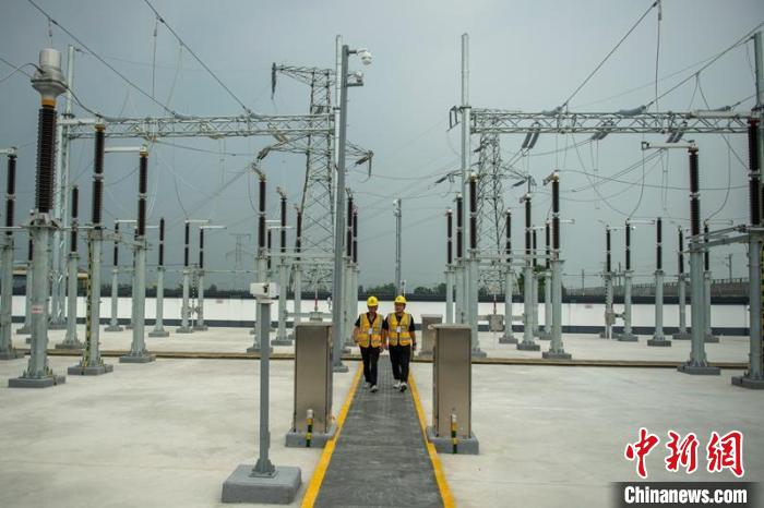 工作人員正在綿竹牽引變電所內巡查設備受電運行情況?！⒅铱?攝