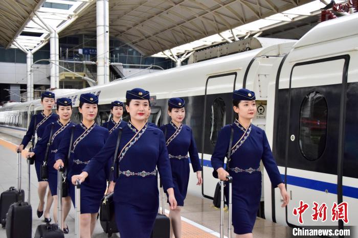圖為青藏鐵路西格段“復(fù)興號(hào)”動(dòng)車組乘務(wù)員新制服亮相。　東科力加 攝