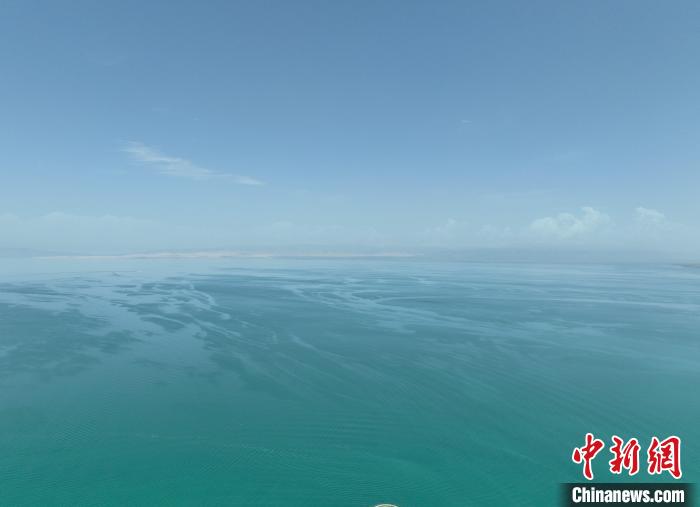 圖為航拍仲夏時(shí)節(jié)，青海湖水天一色?！∑钤鲚?攝