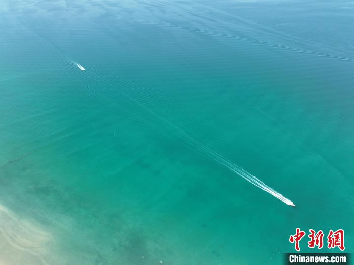 圖為航拍仲夏時(shí)節(jié)，青海湖湖水碧波蕩漾。　祁增蓓 攝