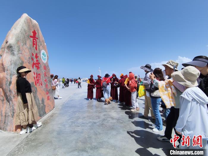 圖為航拍青海湖美景引游客拍照打卡?！∑钤鲚?攝