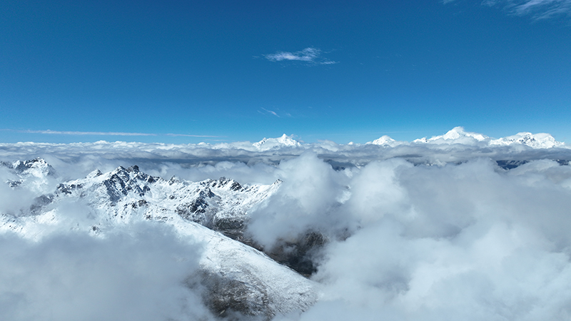 在白馬雪山遙望梅里雪山。德欽縣融媒體中心供圖