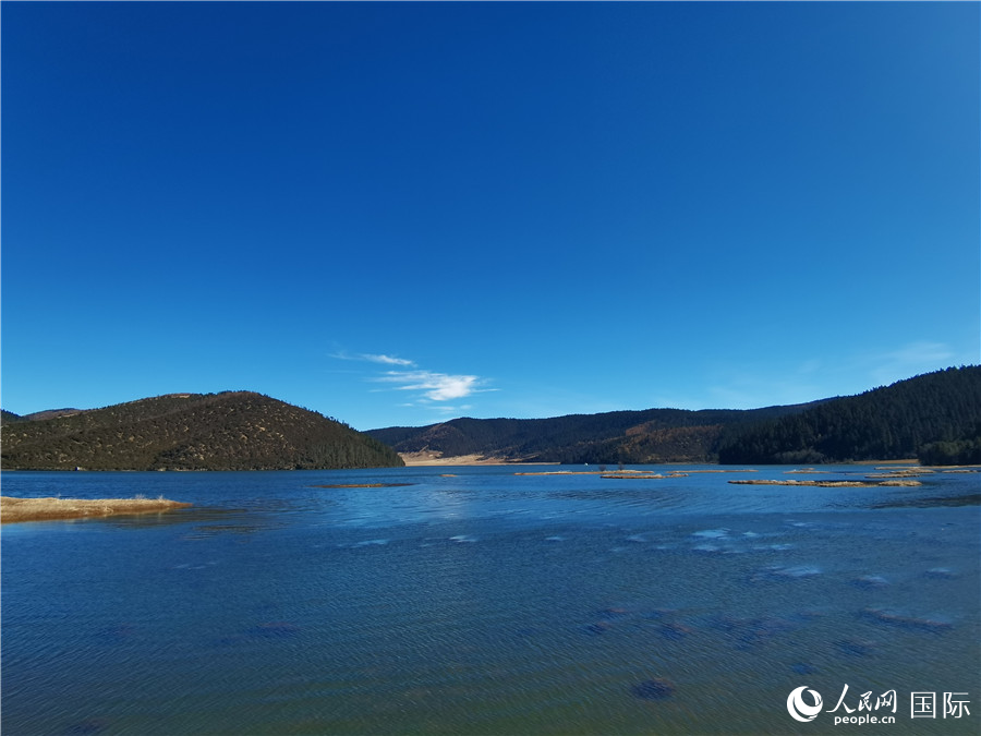 香格里拉國家公園景區(qū)內(nèi)，被譽(yù)為“高原仙子”的屬都湖。人民網(wǎng)記者 杜明明攝