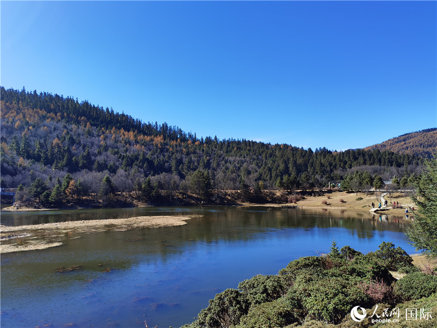 香格里拉國家公園景區(qū)內(nèi)，被譽(yù)為“高原仙子”的屬都湖吸引了眾多游客。人民網(wǎng)記者 杜明明攝