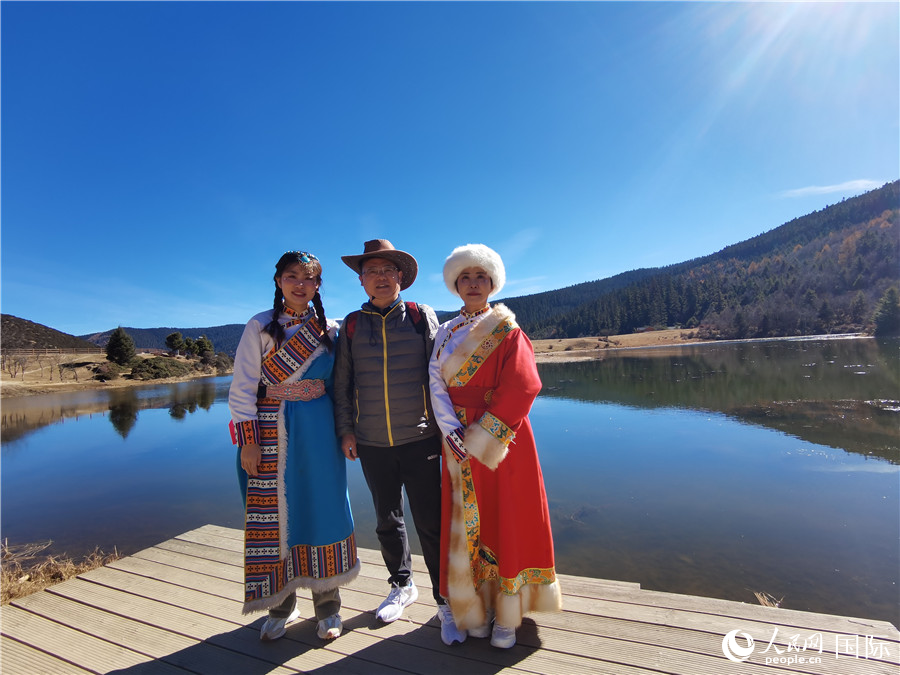 來自安徽合肥的一家三口在香格里拉國家公園景區(qū)內(nèi)拍照留念。人民網(wǎng)記者 杜明明攝