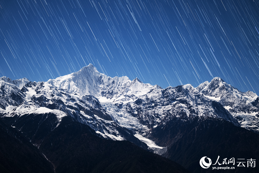 梅里雪山“星河流淌”奇觀。趙一舟攝