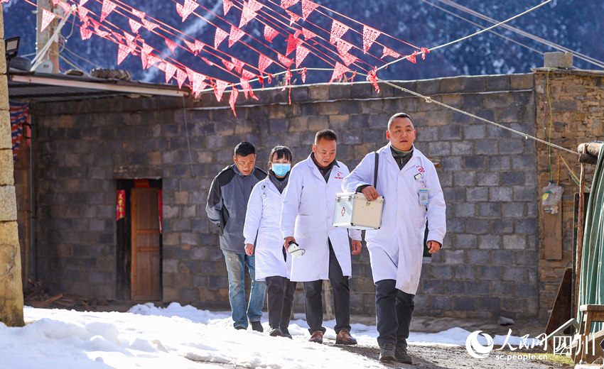 對(duì)口幫扶醫(yī)療小分隊(duì)行走在雪地里。劉學(xué)懿攝