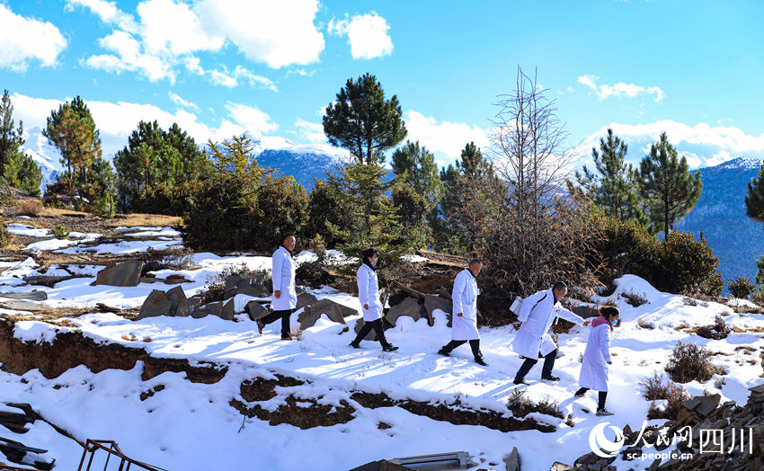 對(duì)口幫扶醫(yī)療小分隊(duì)行走在雪地里。劉學(xué)懿攝