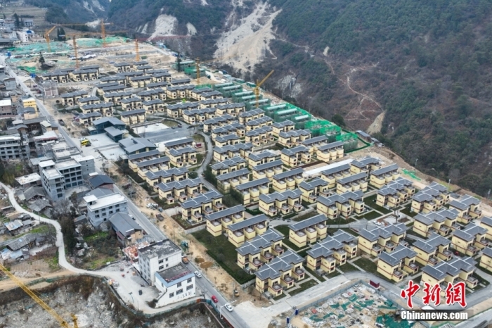 圖為2月1日，瀘定磨西鎮(zhèn)震后重建的安置小區(qū)。(無(wú)人機(jī)照片)<a target='_blank' href='/'><p  align=