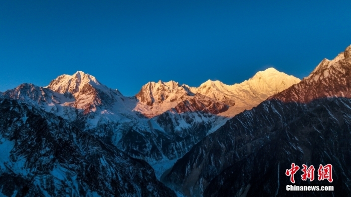 圖為2月1日，清晨陽光照在貢嘎雪山上，出現(xiàn)“日照金山”景觀。(無人機(jī)照片)<a target='_blank' href='/'><p  align=
