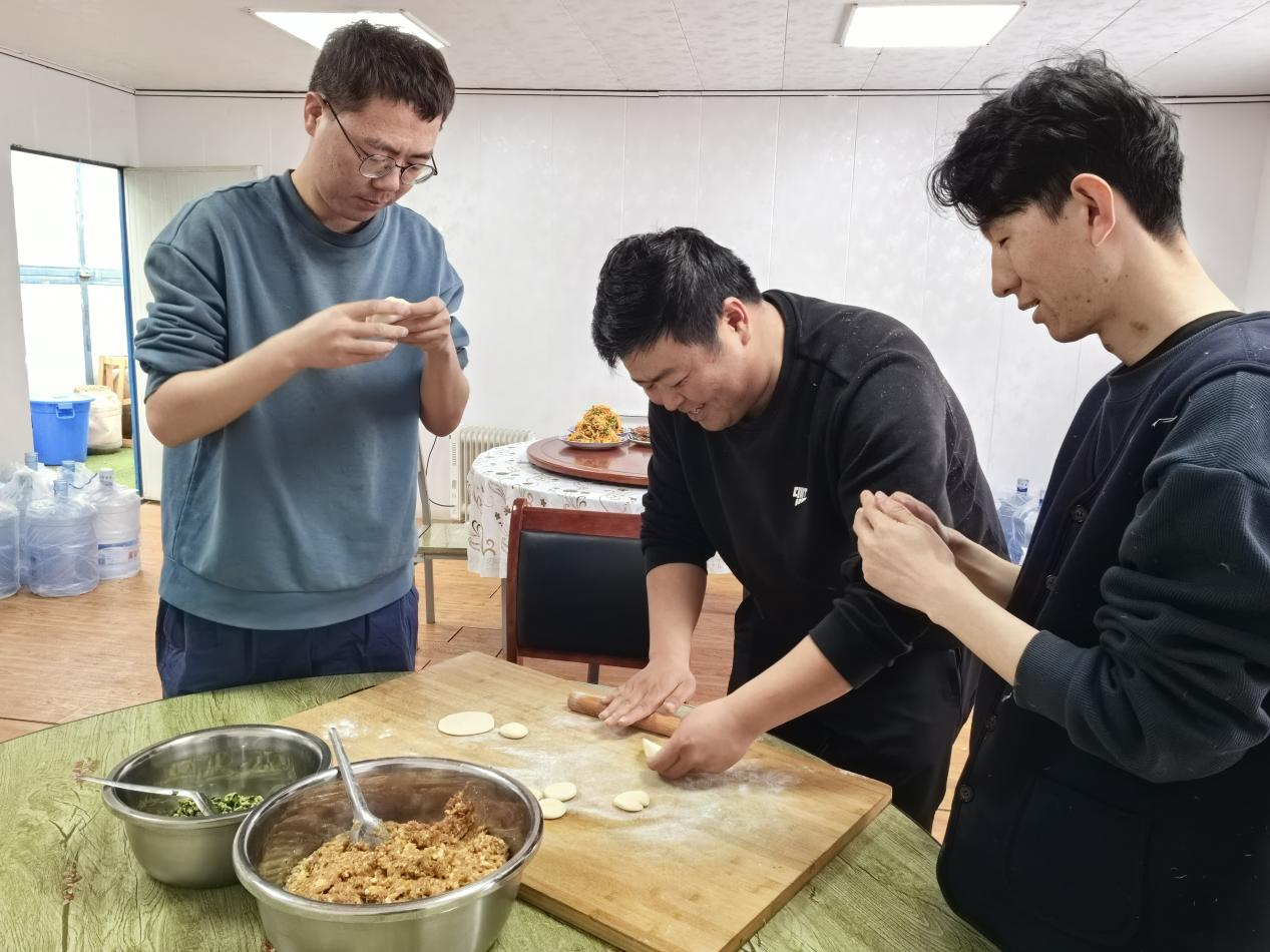 項目部里包餃子。王元明攝