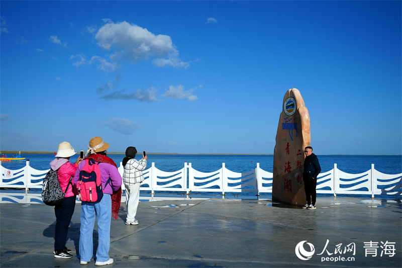 游客在青海湖二郎劍景區(qū)游玩。人民網(wǎng) 況玉攝