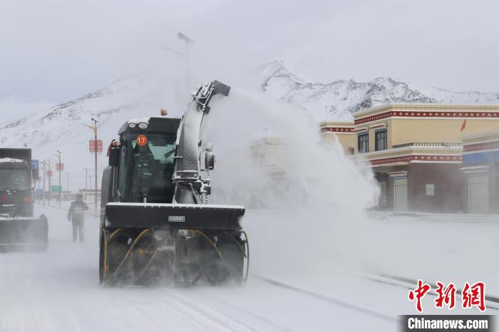 圖為該支隊官兵正在清理路面積雪?！《崦刺?攝