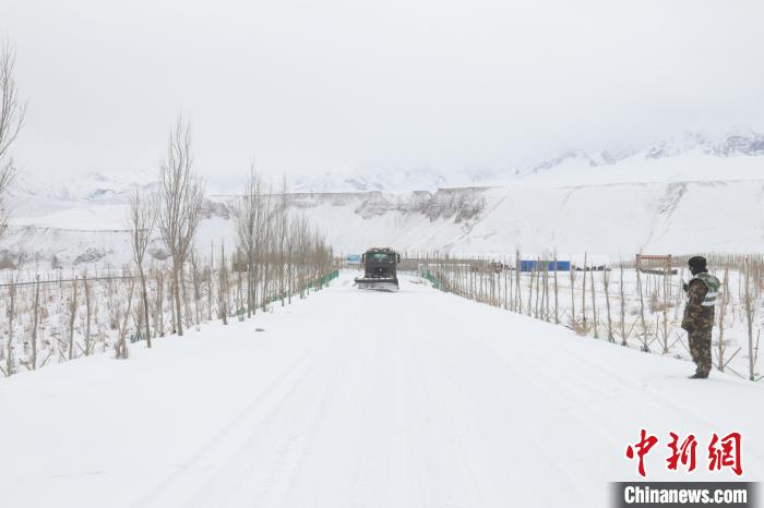 圖為救援官兵正在緊急清理路面積雪?！《崦刺?攝