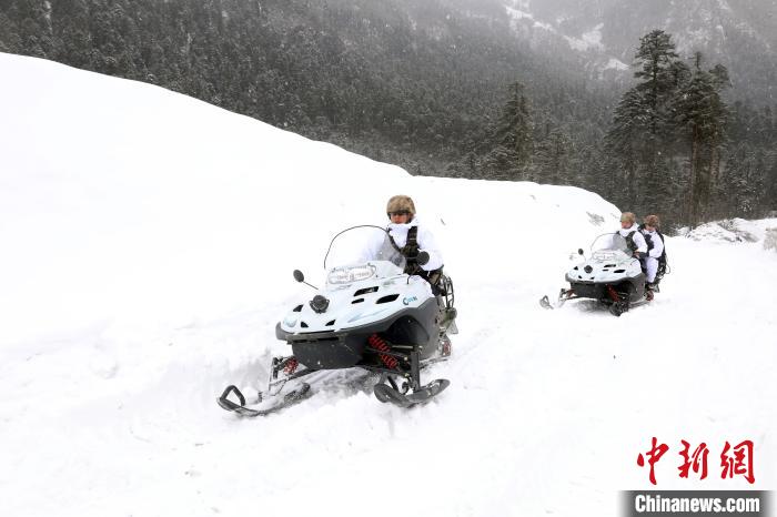 圖為雪地摩托車開路?！⊙鸩?攝