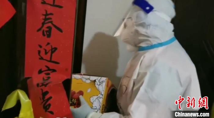 為封閉在家居民送快遞?！¤F西區(qū)委宣傳部 攝