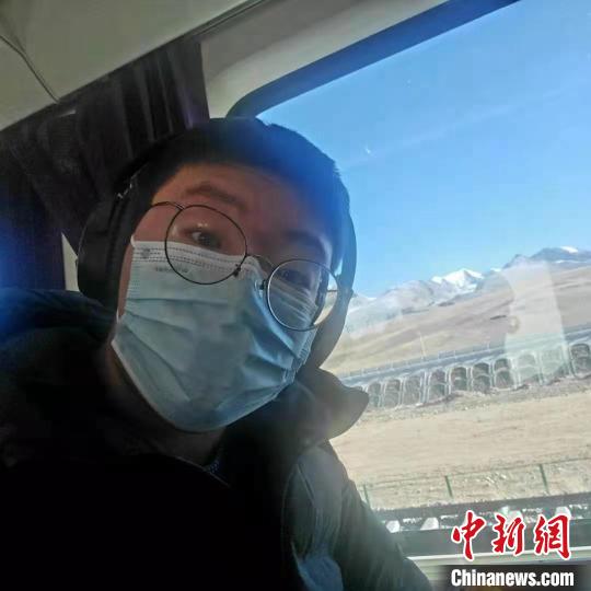 1月8日在西藏那曲開往拉薩火車上。　受訪者供圖 攝