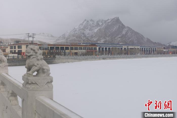 圖為2月5日傍晚時分的西藏阿里獅泉河鎮(zhèn)雪景?！⊥跏啦?攝