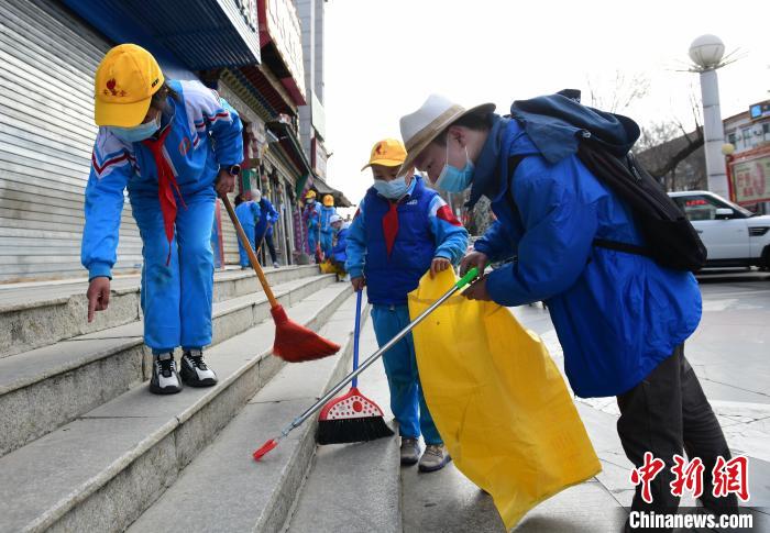 圖為拉薩市小學生打掃街道?！∝暩聛硭?攝