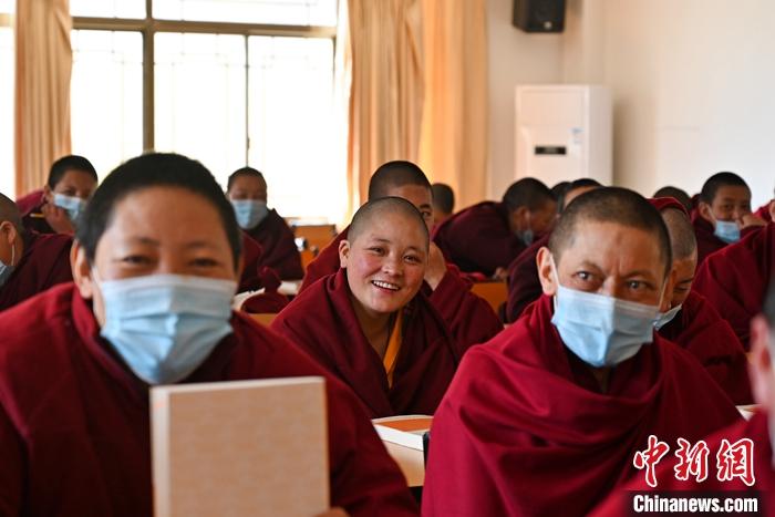 3月23日，記者走進(jìn)位于拉薩的西藏佛學(xué)院，探訪宗教學(xué)府的新學(xué)期。圖為西藏佛學(xué)院尼眾部學(xué)員等待上課。<a target='_blank' ></p><p  align=