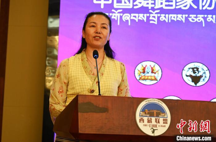 圖為西藏自治區(qū)舞蹈家協(xié)會主席達娃拉姆致辭。　趙朗 攝