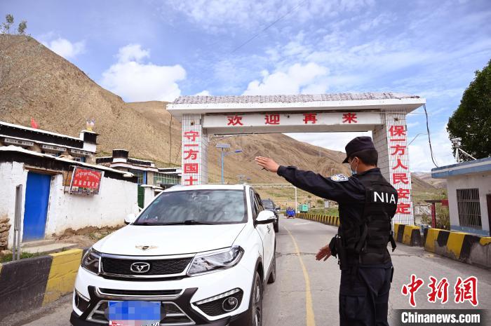 圖為移民管理警察示意司機(jī)停車接受檢查?！≮w朗 攝