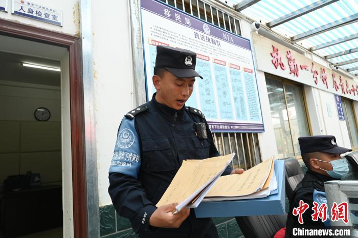 圖為洛桑朗嘎向記者展示卷宗?！≮w朗 攝