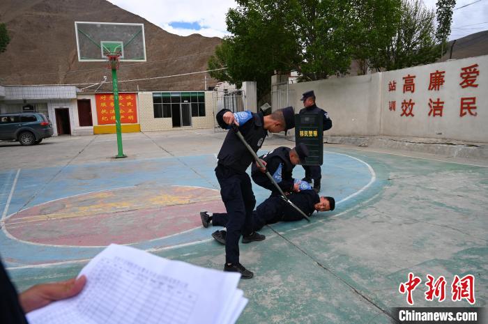 圖為移民管理警察進(jìn)行警務(wù)技能考核?！≮w朗 攝