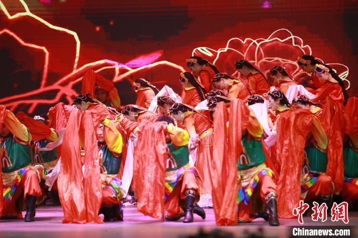 圖為農(nóng)行西藏分行演出現(xiàn)場(chǎng)?！∞r(nóng)行西藏分行 供圖