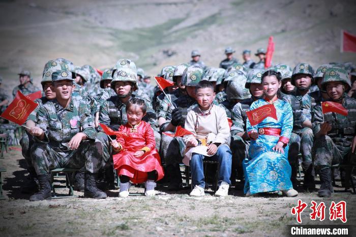 圖為駐地小朋友參加此次活動?！?普布扎西 攝