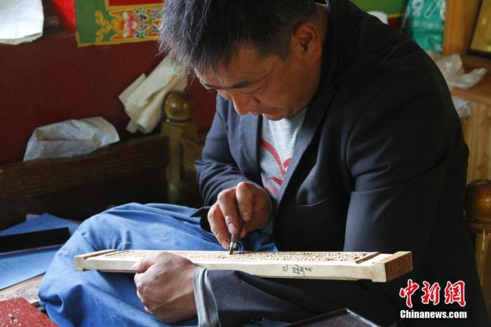 圖為7月14日，普松雕刻技藝傳承人嘎瑪曲扎正在家中進(jìn)行創(chuàng)作。 <a target='_blank' ><p  align=