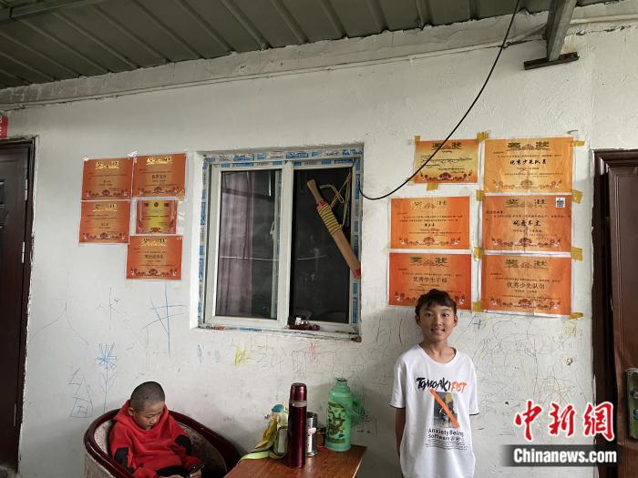 周勁名的大女兒和她獲得的獎(jiǎng)狀。彭寧鈴 攝