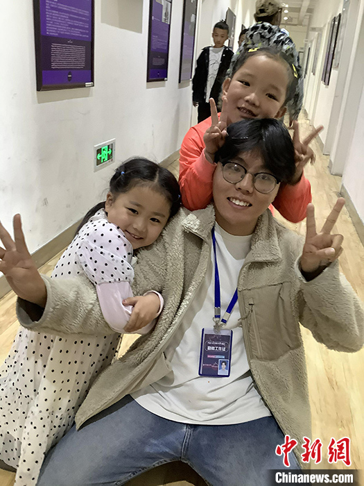 “Z世代”旦真旺加認(rèn)為，拉薩是一座開放與包容的城市，記憶中的拉薩是彩色的。2021年，旦真旺加從浙江大學(xué)漢語言文學(xué)專業(yè)畢業(yè)后，他選擇回到拉薩，成為一名漢語文實(shí)習(xí)助教。圖為8月4日，旦真旺加在課間陪學(xué)生玩耍。 <a target='_blank' ><p  align=