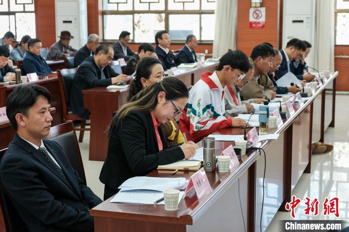 圖為8月10日座談會現(xiàn)場，左一為歸國定居藏胞晉美次旦?！〗w波 攝