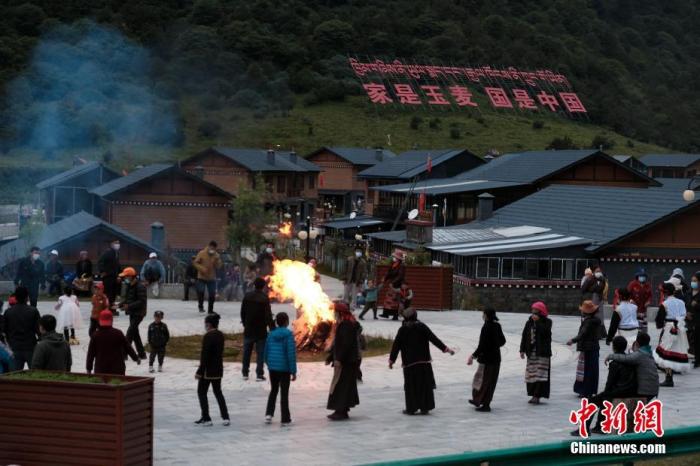圖為8月5日，玉麥鄉(xiāng)民眾在鄉(xiāng)里跳鍋莊舞，從前的“三人鄉(xiāng)”熱鬧起來了。 <a target='_blank' ></p><p  align=