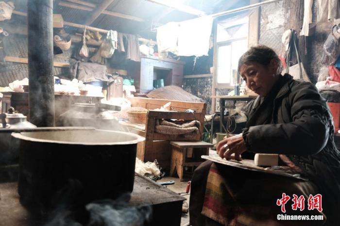 圖為8月6日，60歲的卓嘎在玉麥鄉(xiāng)牧場放牧點(diǎn)制作奶渣。 <a target='_blank' ></p><p  align=