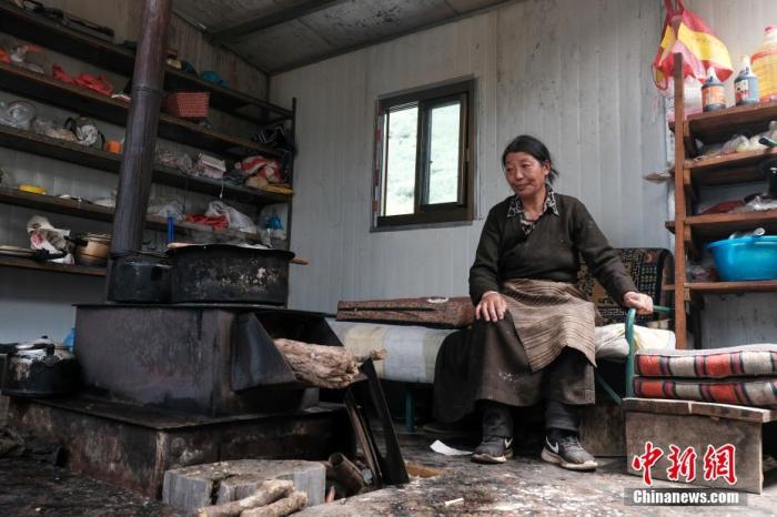 圖為8月6日，“玉麥姐妹”央宗在自家牧場放牧點(diǎn)的小屋里，她傳承了父親的生活習(xí)慣，喜歡待在牧場。 <a target='_blank' ></p><p  align=