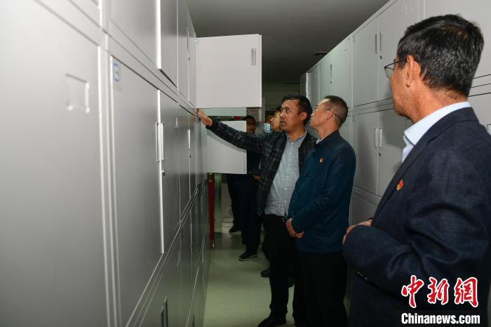 圖為參加西藏三大重點文物保護維修工程檔案移交進館儀式人員參觀拉薩市檔案館?！∝暩聛硭?攝