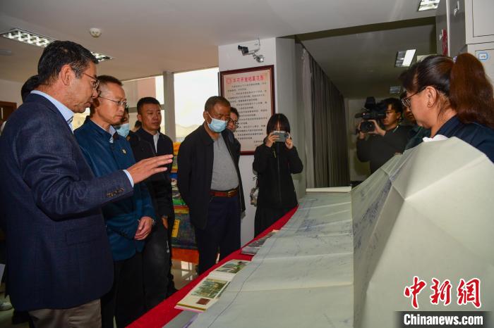 圖為參加西藏三大重點文物保護維修工程檔案移交進館儀式人員參觀布達拉宮手繪圖紙?！∝暩聛硭?攝