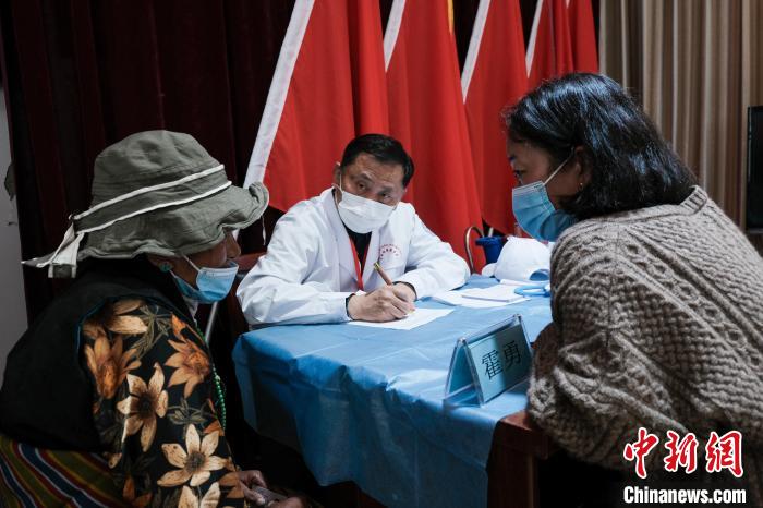 北京大學(xué)第一醫(yī)院教授、主任醫(yī)師霍勇在義診現(xiàn)場(chǎng)接診?！〗w波 攝