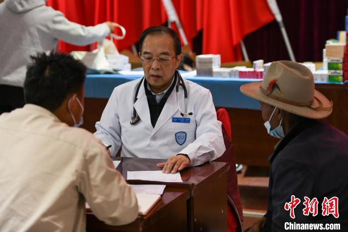 北京大學(xué)人民醫(yī)院心臟中心副主任、博士生導(dǎo)師王偉民為農(nóng)牧民問診。　江飛波 攝
