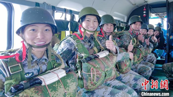 圖為女兵們在直升機上準(zhǔn)備跳傘?！⊥跏鰱| 攝