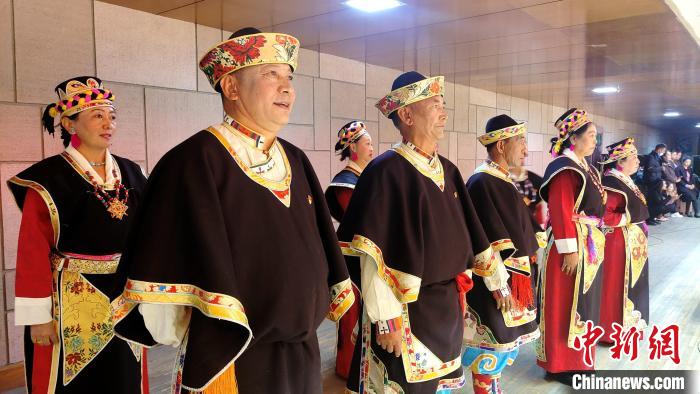 圖為西藏老年舞蹈隊(duì)在后臺(tái)準(zhǔn)備上場(chǎng)。　貢桑拉姆 攝