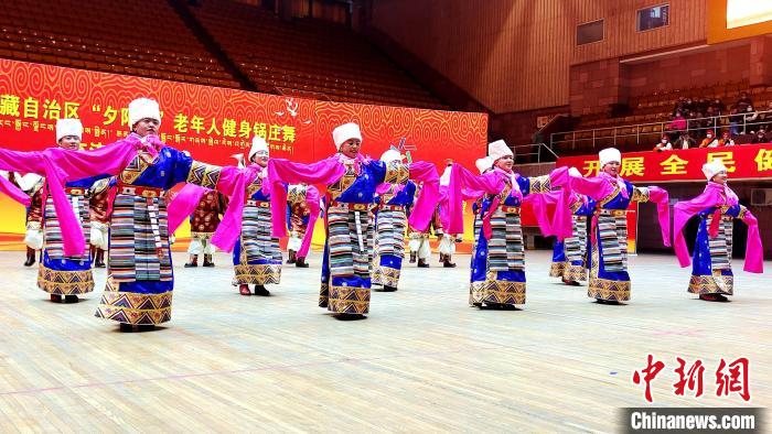圖為西藏老年舞蹈隊(duì)伍齊跳傳統(tǒng)鍋莊舞?！∝暽＠?攝