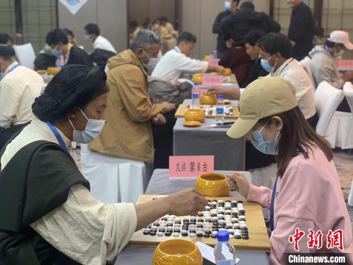 圖為參賽選手正在進(jìn)行藏棋對弈?！≈x牧 攝